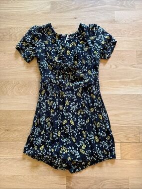 Black Floral Short Sleeve Romper with Yellow & White Daisies